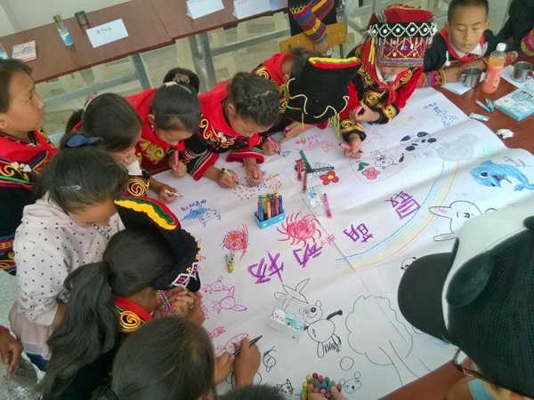 1438765657906028528.jpg 破冰活动——集体合作绘制营旗.jpg