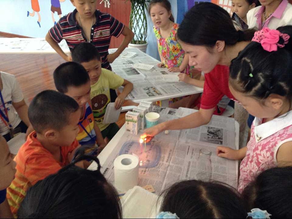 1438854367390098825.jpg 老师带领小志愿者亲手操作.jpg