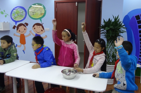 1447664413687012969.jpg 踊跃举手回答问题.jpg