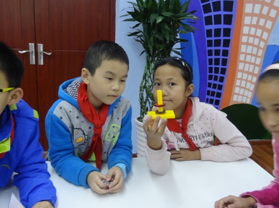 1447664418937012903.jpg 玩磁铁魔术.jpg