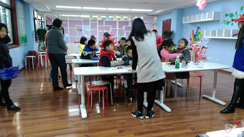 1451539437484057730.png 老师细心的给小朋友讲解实验环节.png