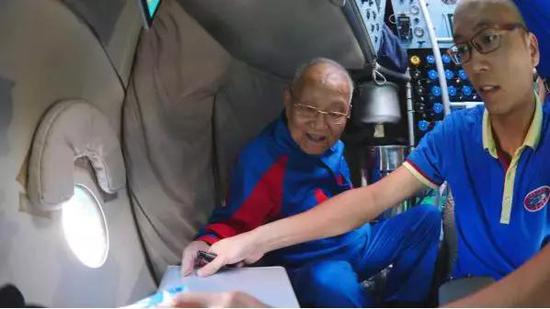 汪品先院士和潜航员坐在载人舱里准备下潜 &nbsp;（张桅/摄）
