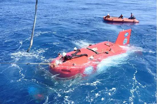 下潜前，蛙人为“深海勇士”解开缆绳 &nbsp;（张汉羽/摄）