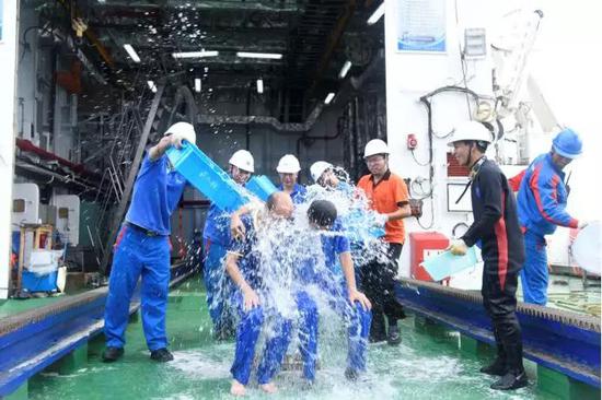 下潜人员接受泼水礼 （张汉羽/摄）