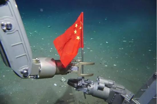 “深海勇士”号（左）和“海马”号（右）在海底进行国旗交接 （“海马”号/摄）