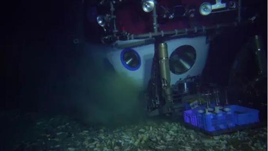 “深海勇士”坐底海马冷泉区采样及试验 &nbsp;（“海马”号/摄）