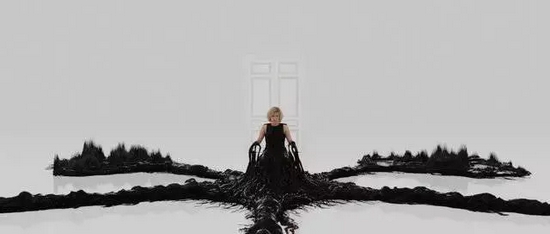 在电影《超体》的最后，将大脑潜能发挥到100%的露西变得无所不知、无处不在丨indiewire.com